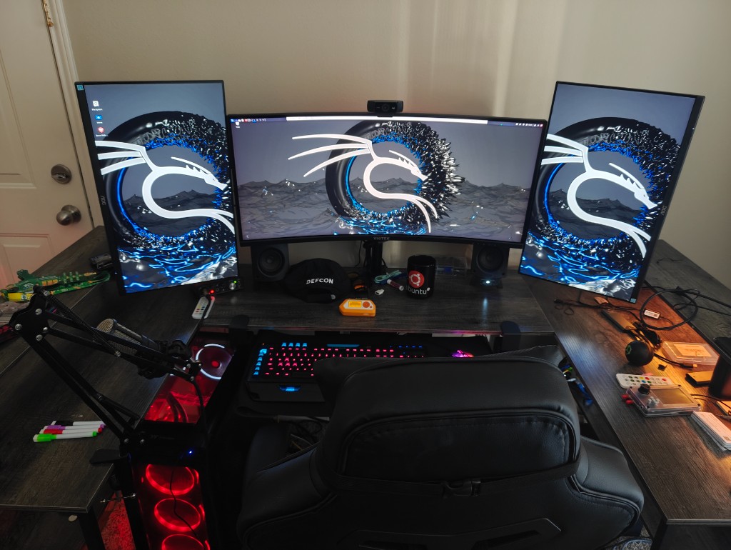 Triple Monitor Kali Linux Setup with DEFCON